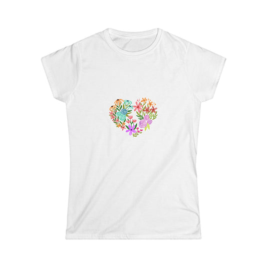 Camiseta manga corta Corazón Floral Heart Women's Tee - Softstyle T-Shirt for Nature Lovers, Gift for Her, Summer Fashion, Casual Wear, Positive Vibes